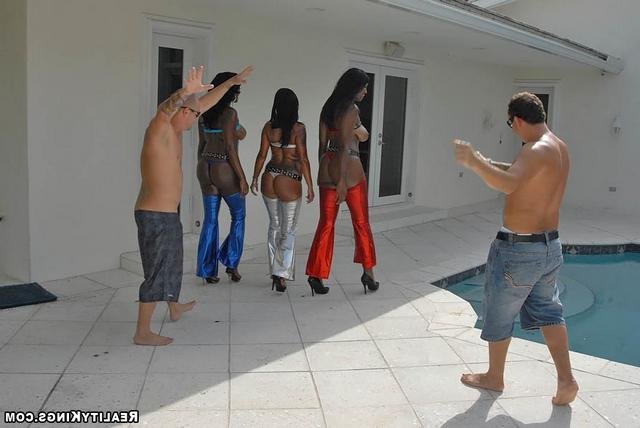Три негритянки устроили на секс вечеринке групповуху с белокожими мачо - 21