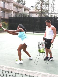 Сисястая негритяночка играет в тенис