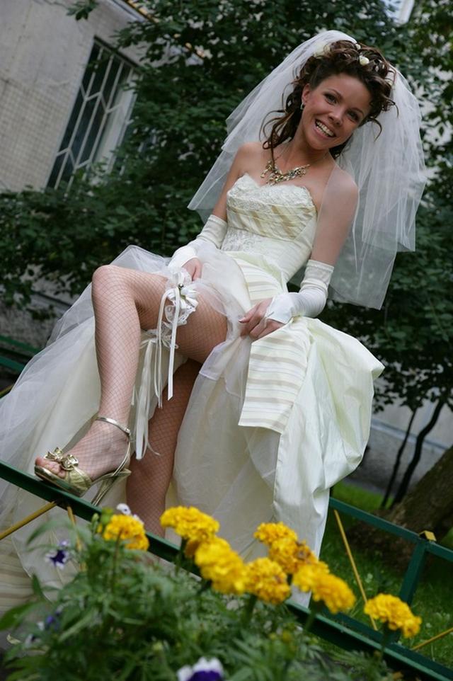Невесты показывают пикантные места в день свадьбы - 5