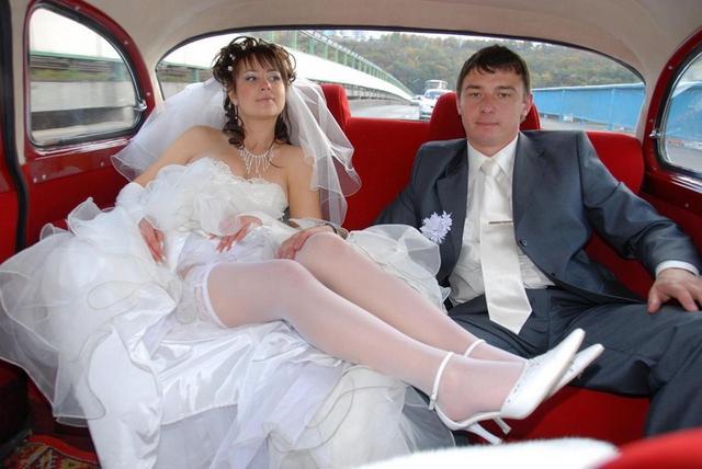Невесты показывают пикантные места в день свадьбы - 9