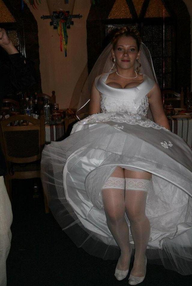 Невесты показывают пикантные места в день свадьбы - 15