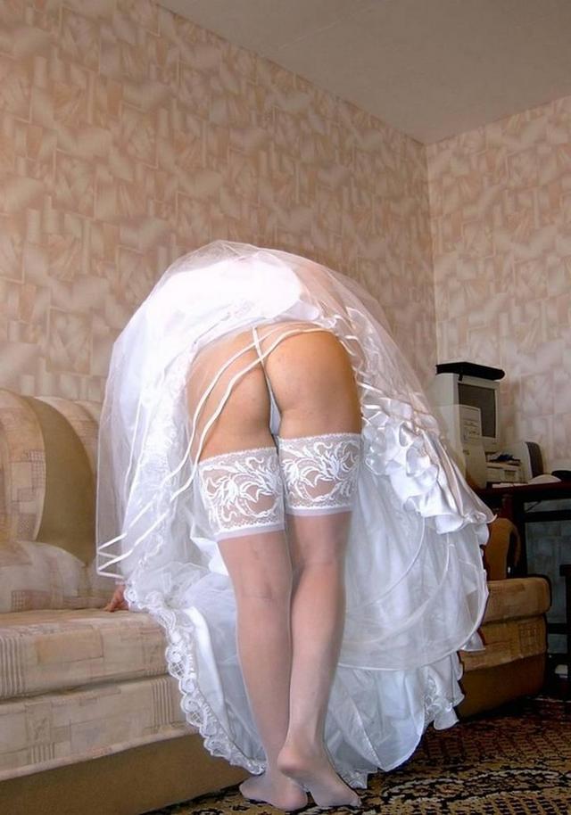 Невесты показывают пикантные места в день свадьбы - 18