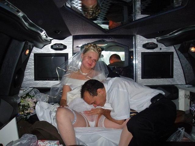 Невесты показывают пикантные места в день свадьбы - 28