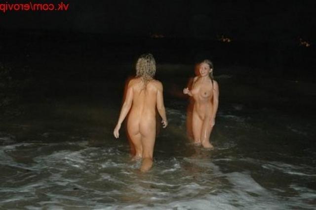 Подружки ласкаются на берегу моря - 6