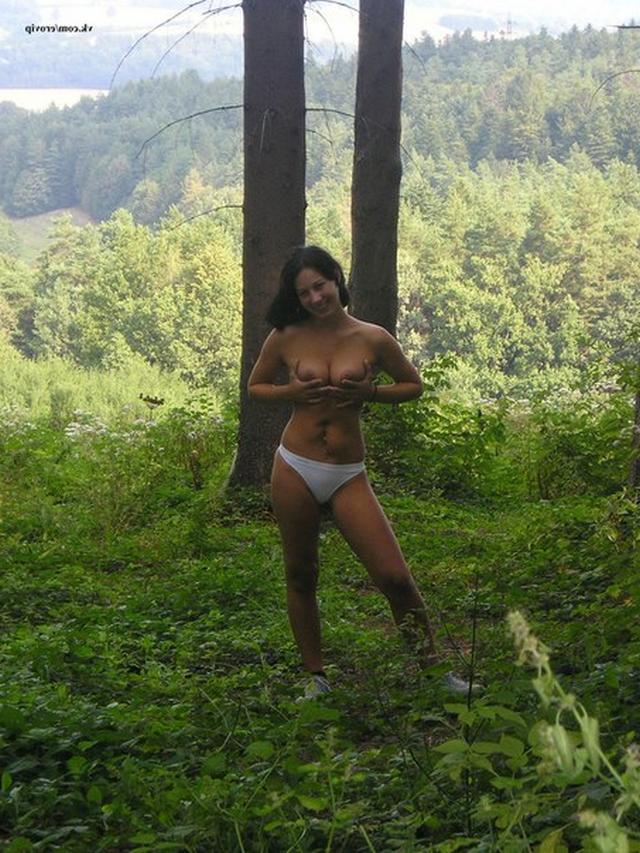 Обнаженная девушка позирует в лесу - 7