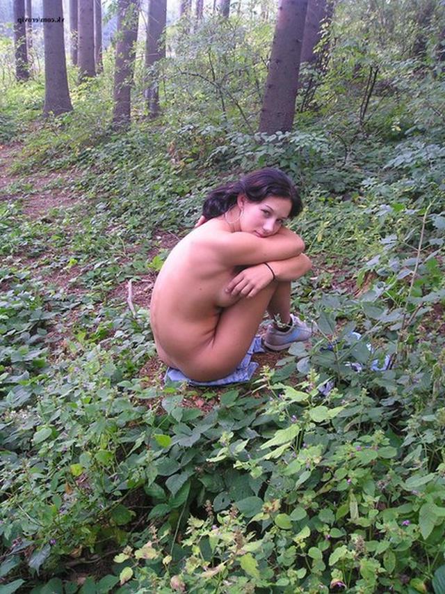 Обнаженная девушка позирует в лесу - 16