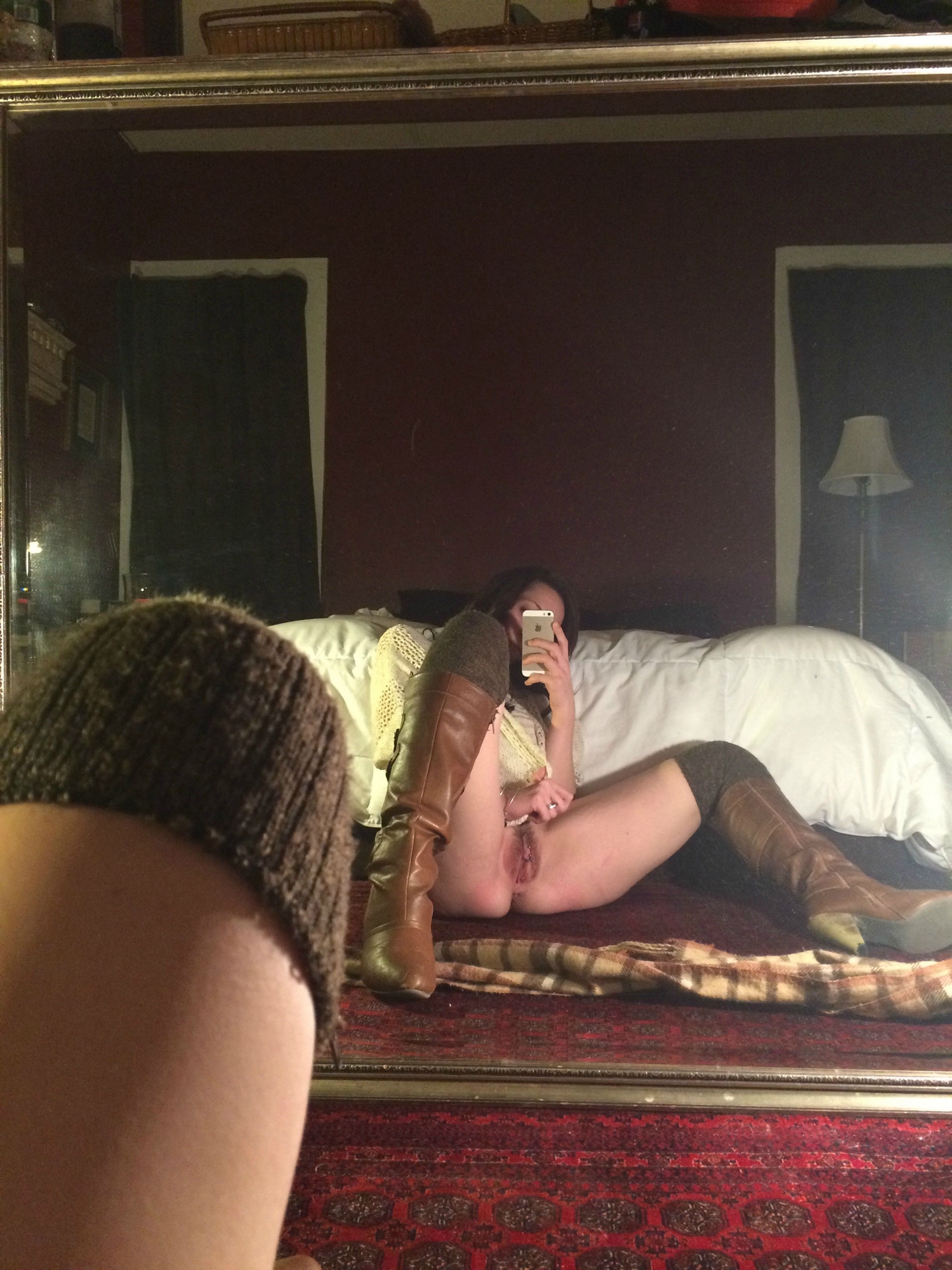 Голые селфи спортивной дамочки в зеркале спальни - 15