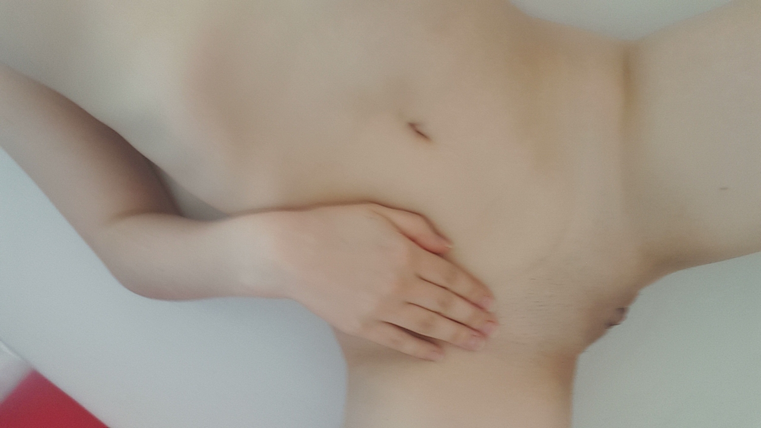 Худощавая милалашка делает голые селфи в ванной - 6