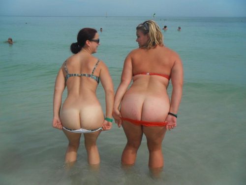 Подборка загорелых попок в бикини на пляжах - 8