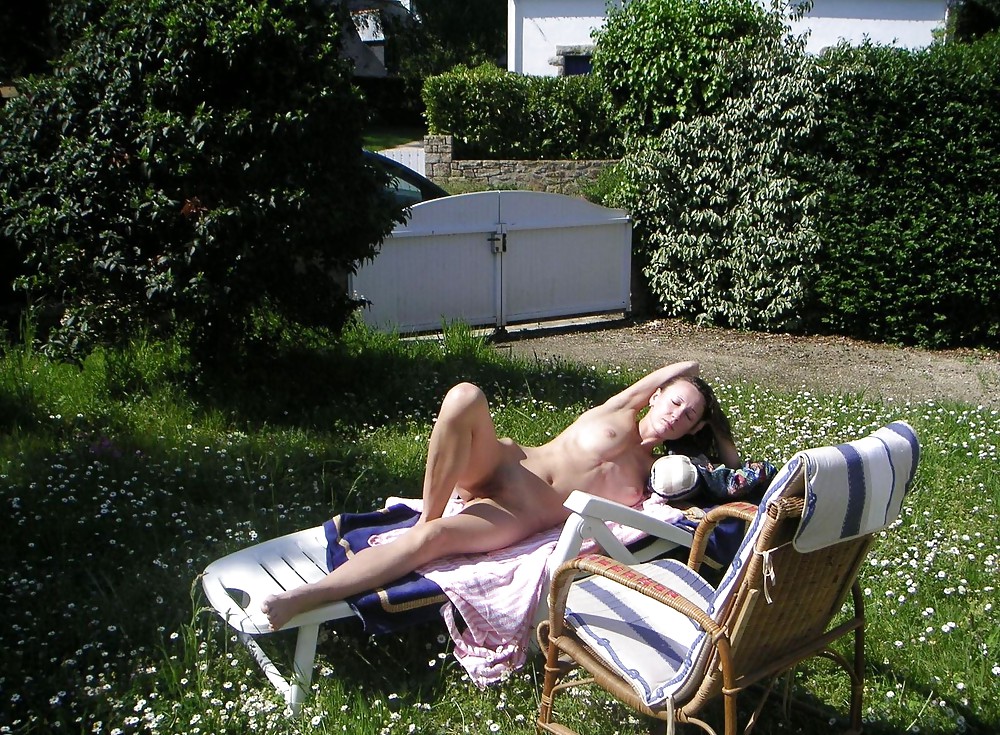 Худощавая девушка позирует голышом перед камерой парня на кровати и шезлонге - 12
