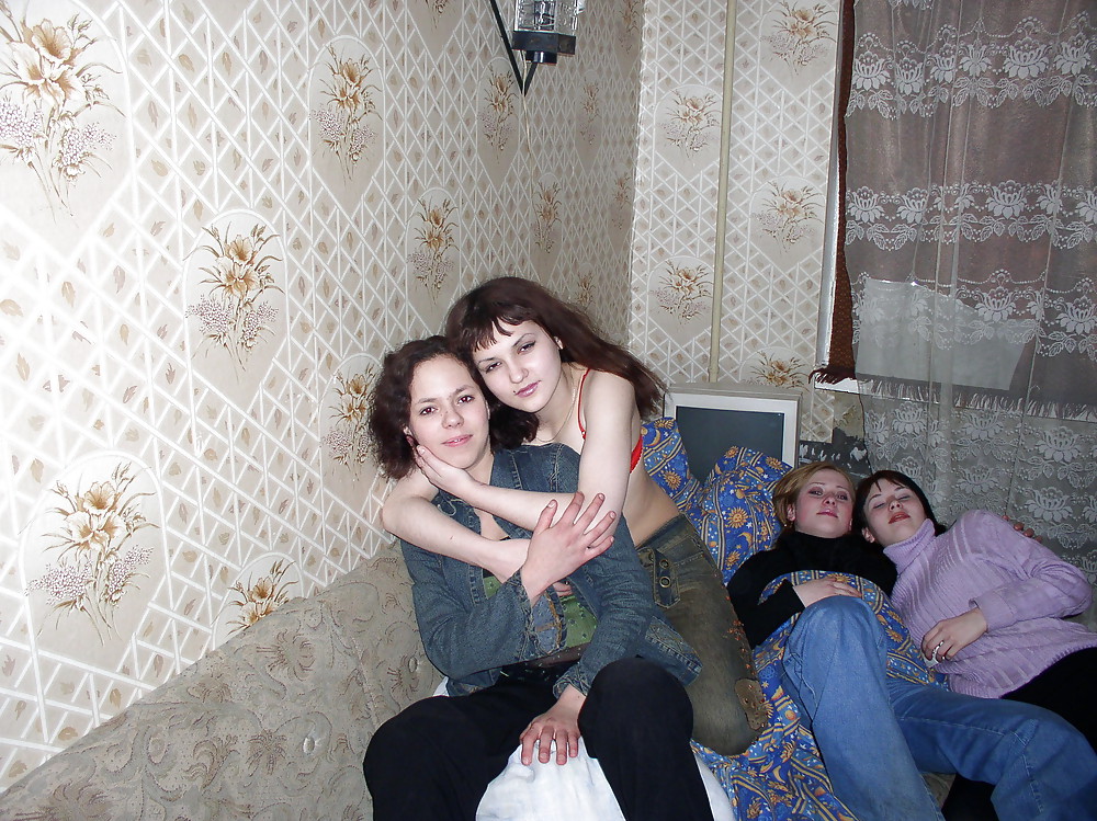 Три русские подруги трахаются на раскладном диване - 21