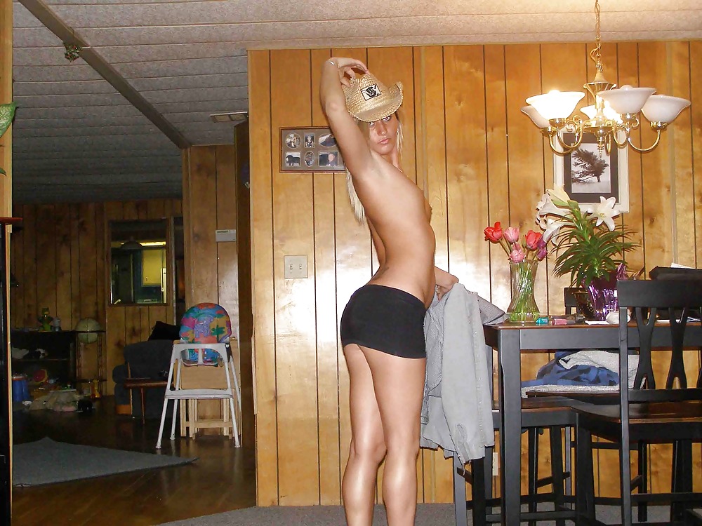 Стройная блондинка танцует топлес перед мужиком в гостиной ее дома - 10