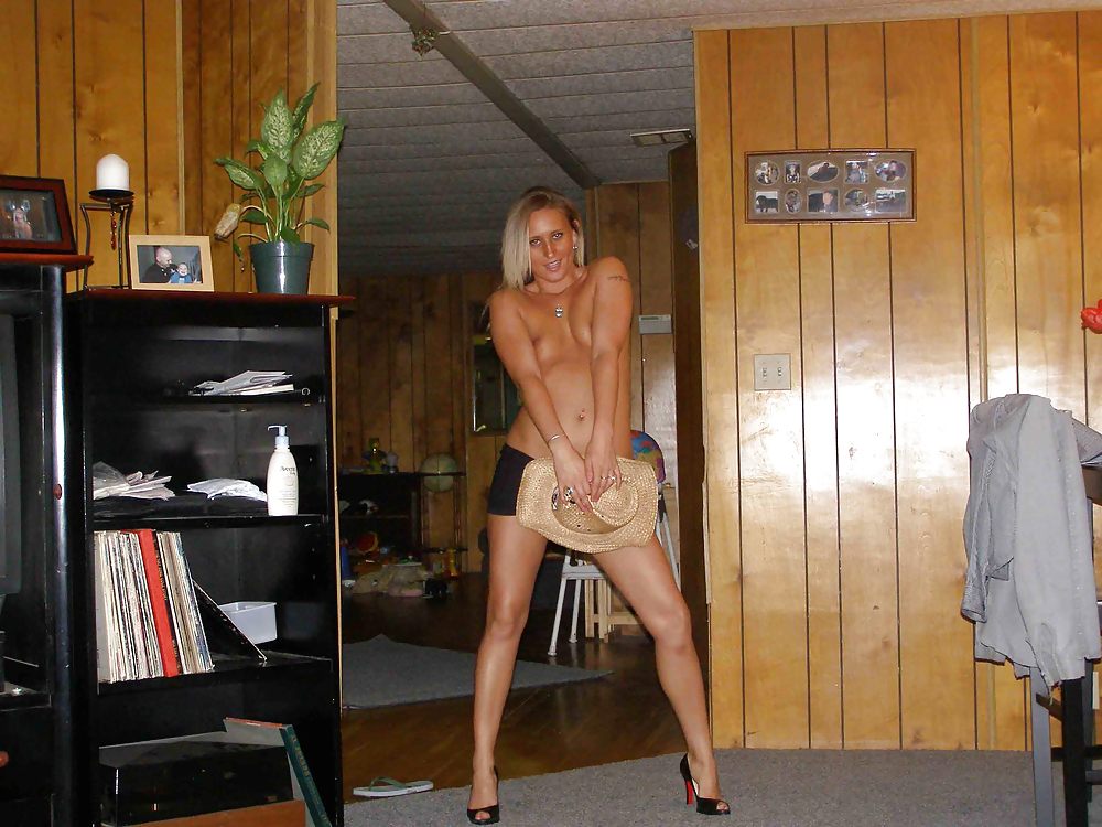 Стройная блондинка танцует топлес перед мужиком в гостиной ее дома - 9