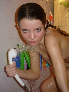 18-летняя девица позирует голышом в ванной и спальне