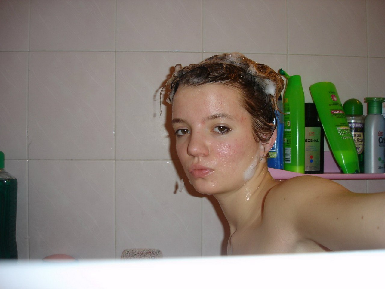 18-летняя девица позирует голышом в ванной и спальне - 5