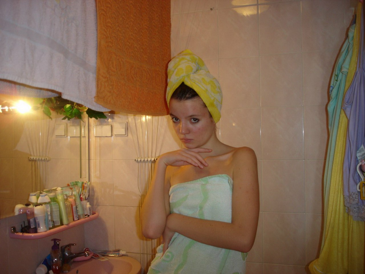 18-летняя девица позирует голышом в ванной и спальне - 12