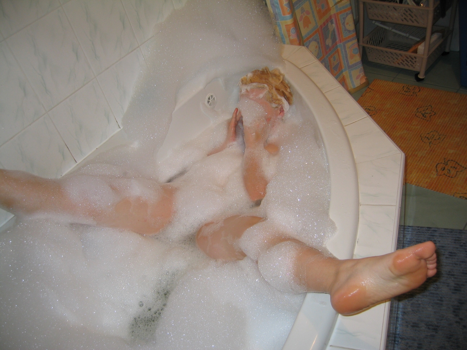 Толстушка перекрасилась в блондинку и принимает ванну с пеной - 4
