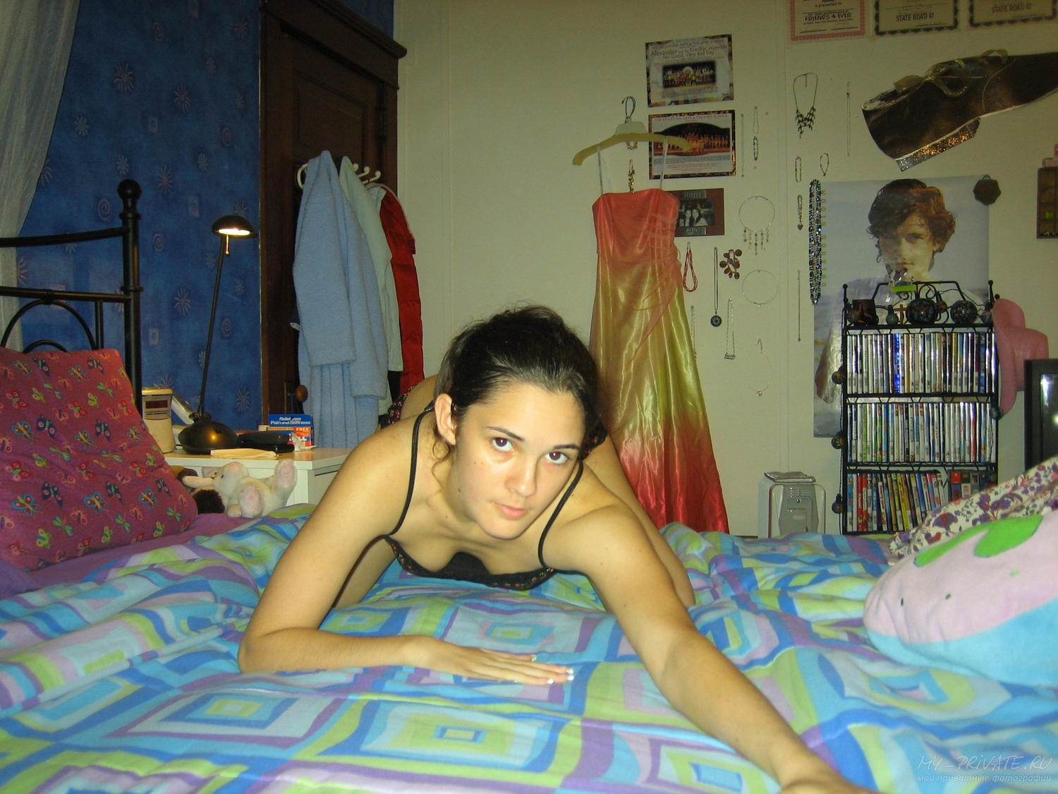 18 летняя брюнетка позирует в нижнем белье дома на камеру бойфренда - 6
