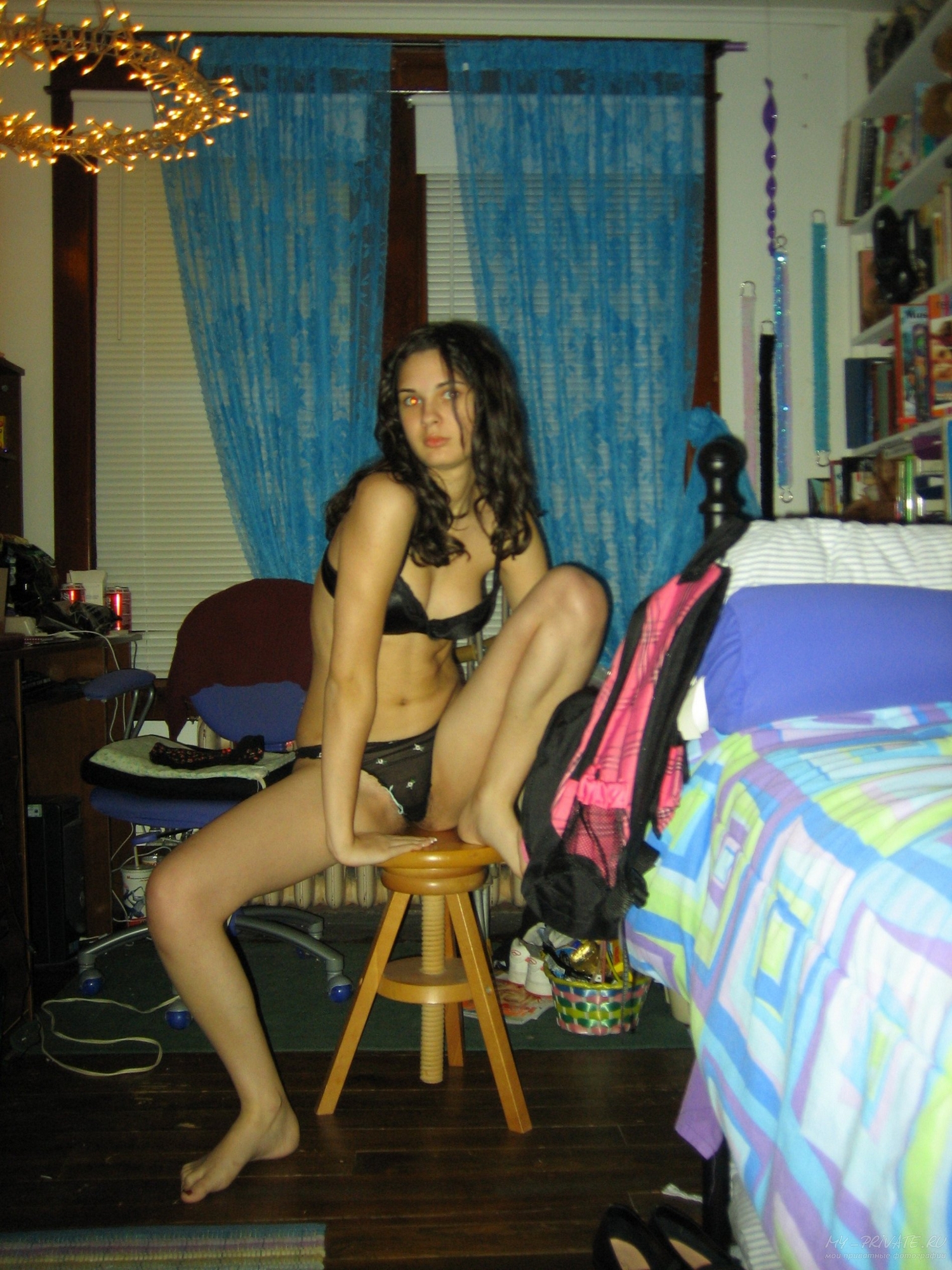 18 летняя брюнетка позирует в нижнем белье дома на камеру бойфренда - 7