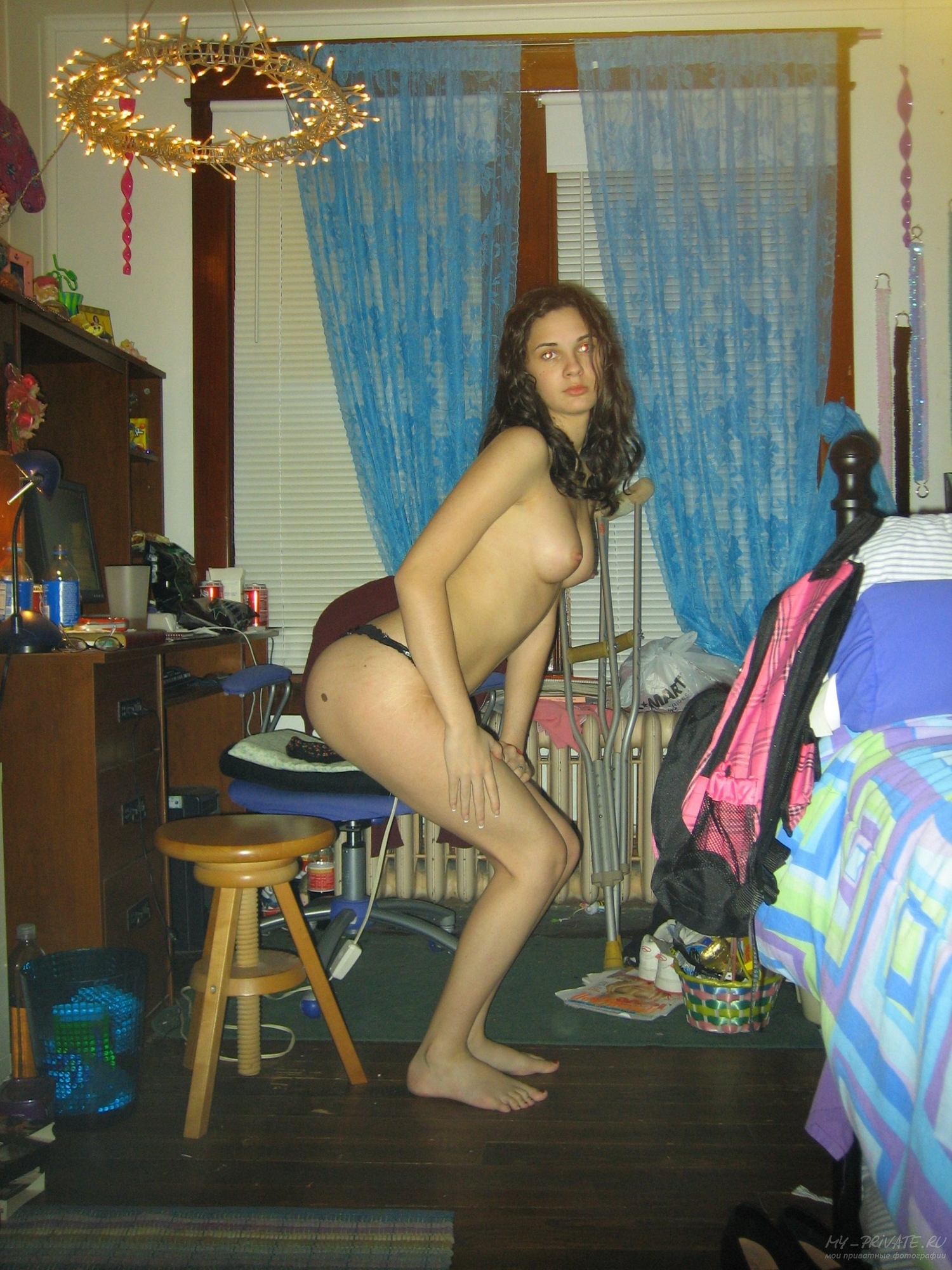 18 летняя брюнетка позирует в нижнем белье дома на камеру бойфренда - 18