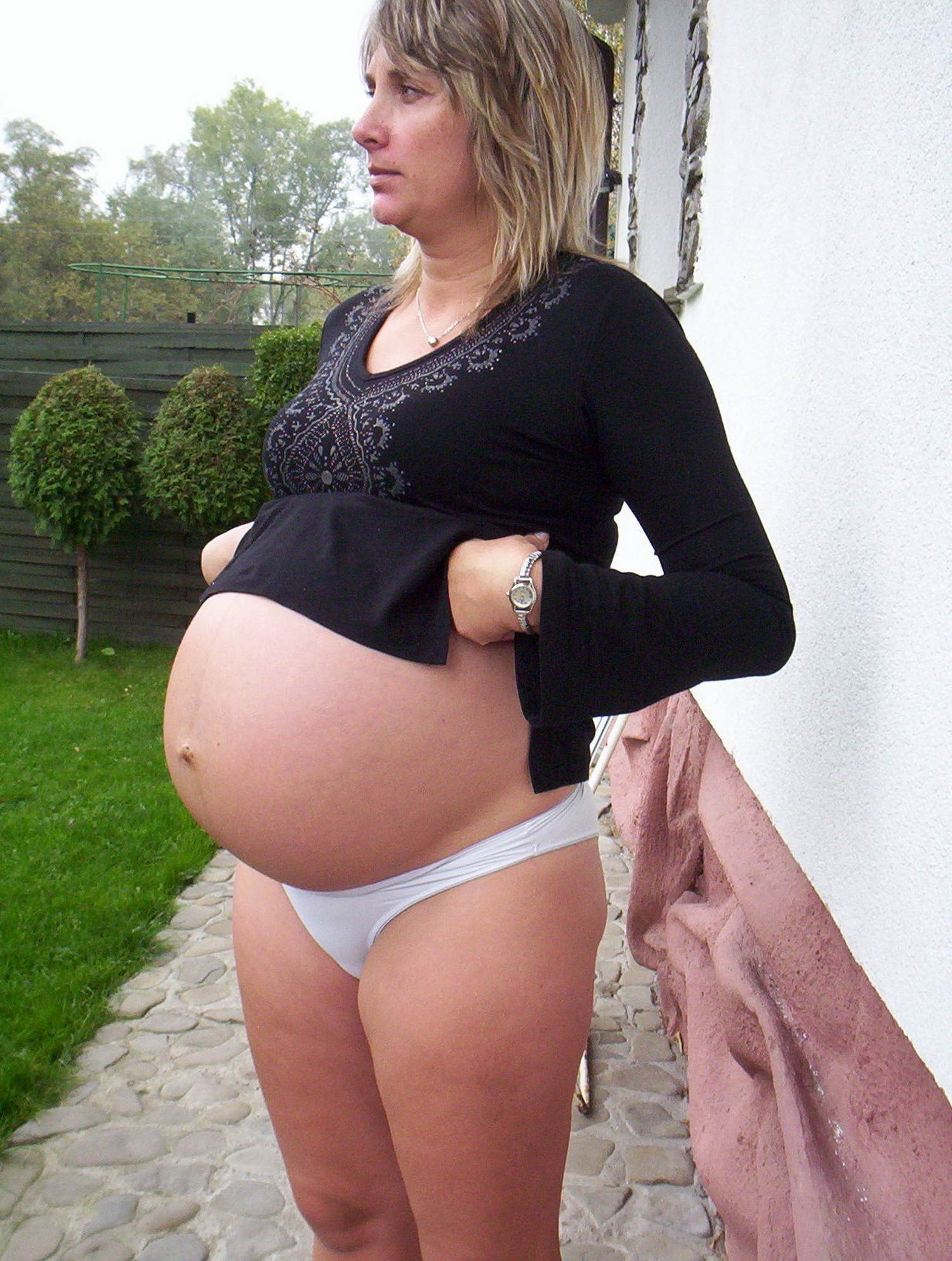 Хахаль трахает беременную жену в киску - 11