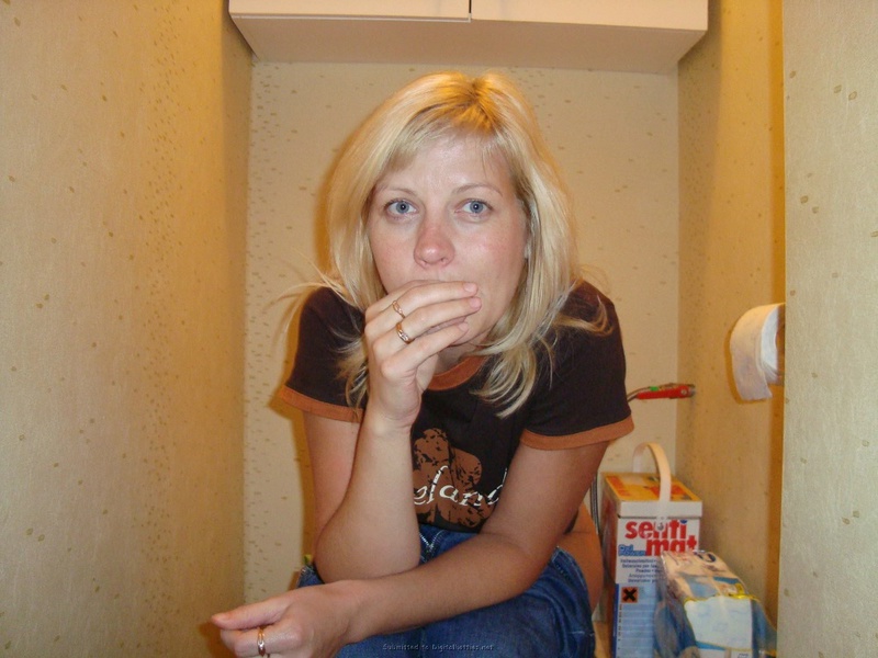 Взрослая блондинка проводит время голышом на сером диване - 18