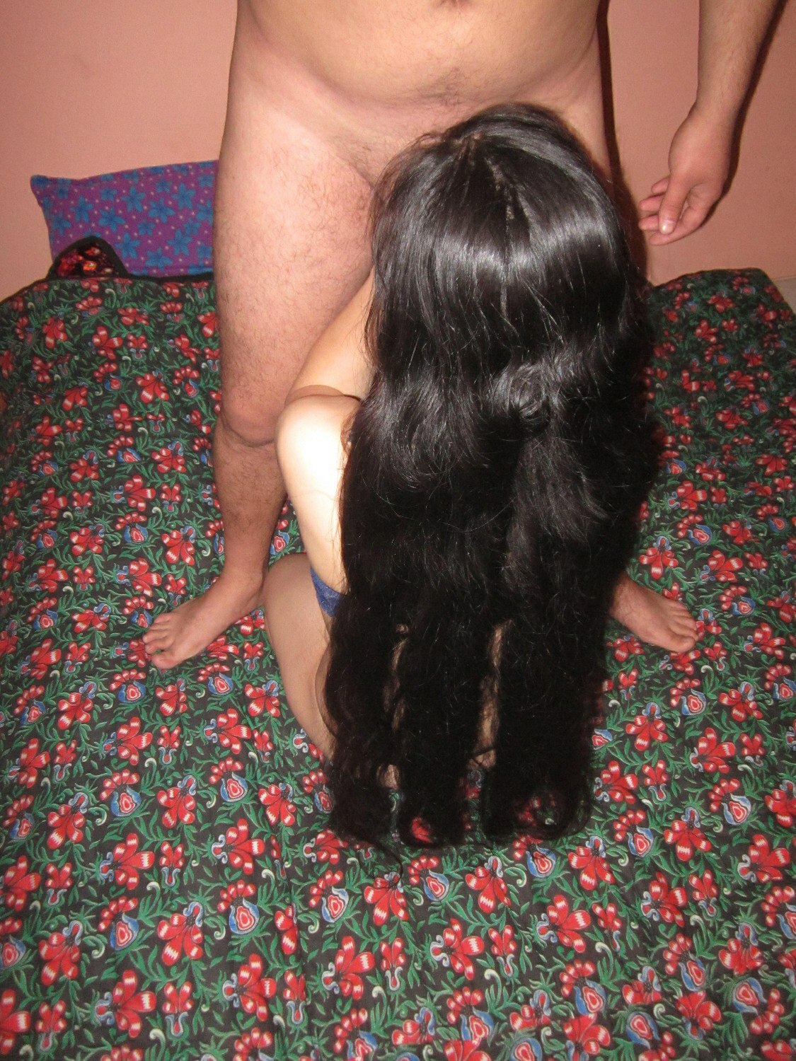 Жгучая брюнетка с длинными волосами стоит голая раком на кровати соседа - 2