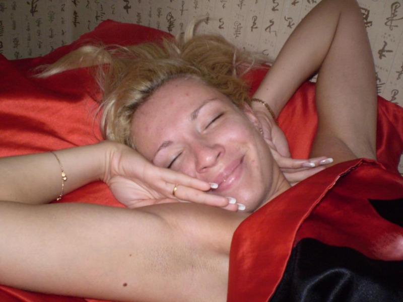 Татуированная блондинка мастурбирует на черном диване - 3